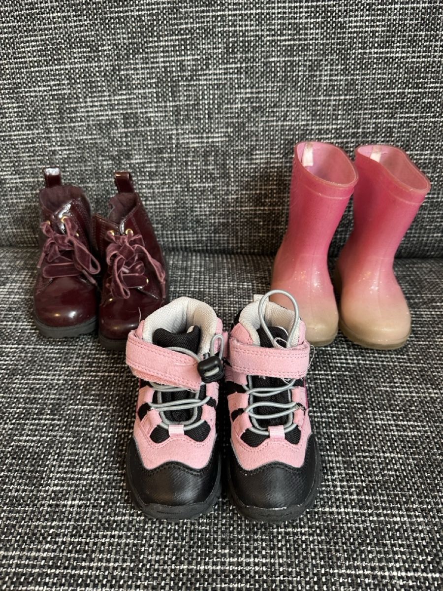 Scarpe per ragazze: Kinderschuhe Paket: Grösse 20-21 – Usato da Biberist venduto da JAM0110