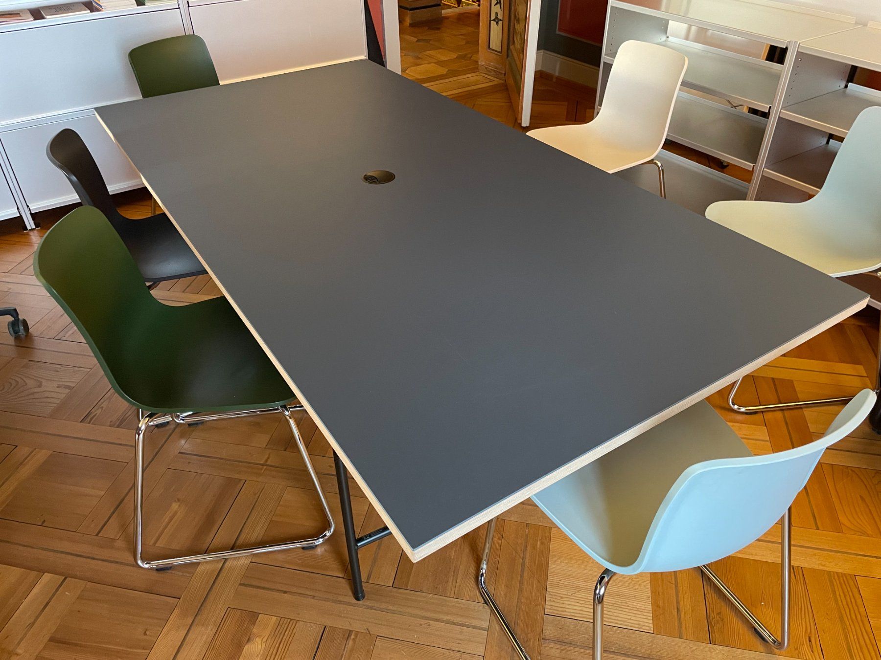 Schreibtische: Zwei Linoleum Bürotische – Gebraucht aus Zürich von Heimatschutzzentrum 3