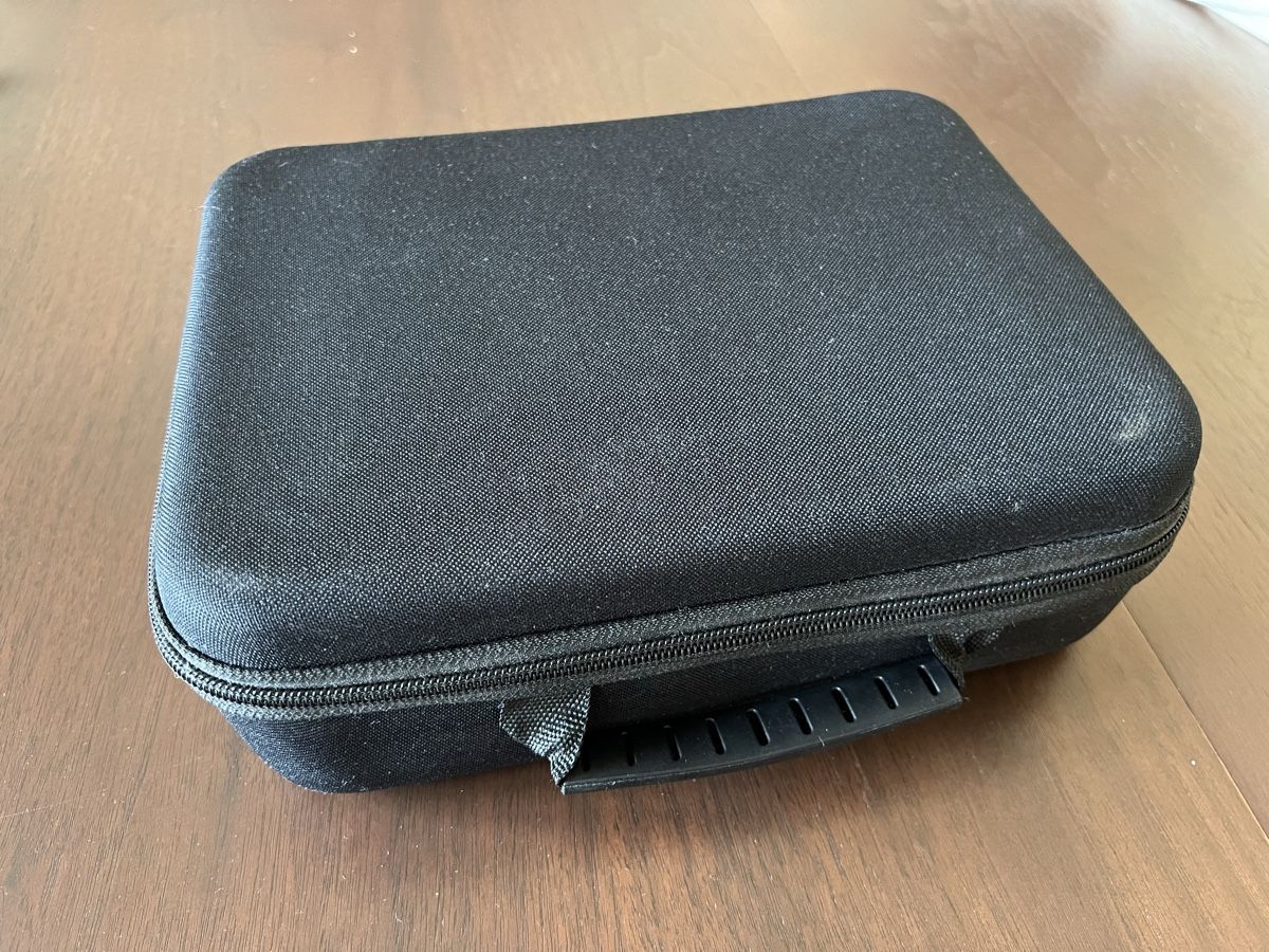 Dispositivi per massaggi: Massage Gun inkl. 6 Aufsätze + Box – Usato da Bern venduto da luk_q8zs 6