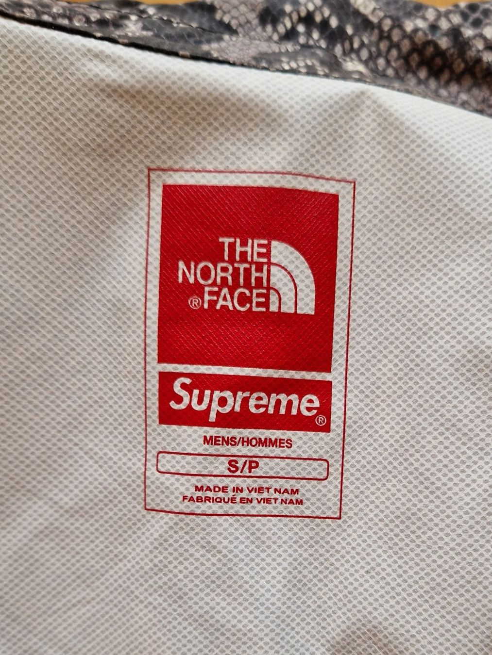 Giacche: SUPREME x TNF Snakeskin Jacke – Usato da Itingen venduto da Saaandro 3