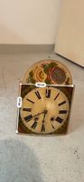Antike Wanduhr mit Blumenmalerei, restaurierungsbedürftig