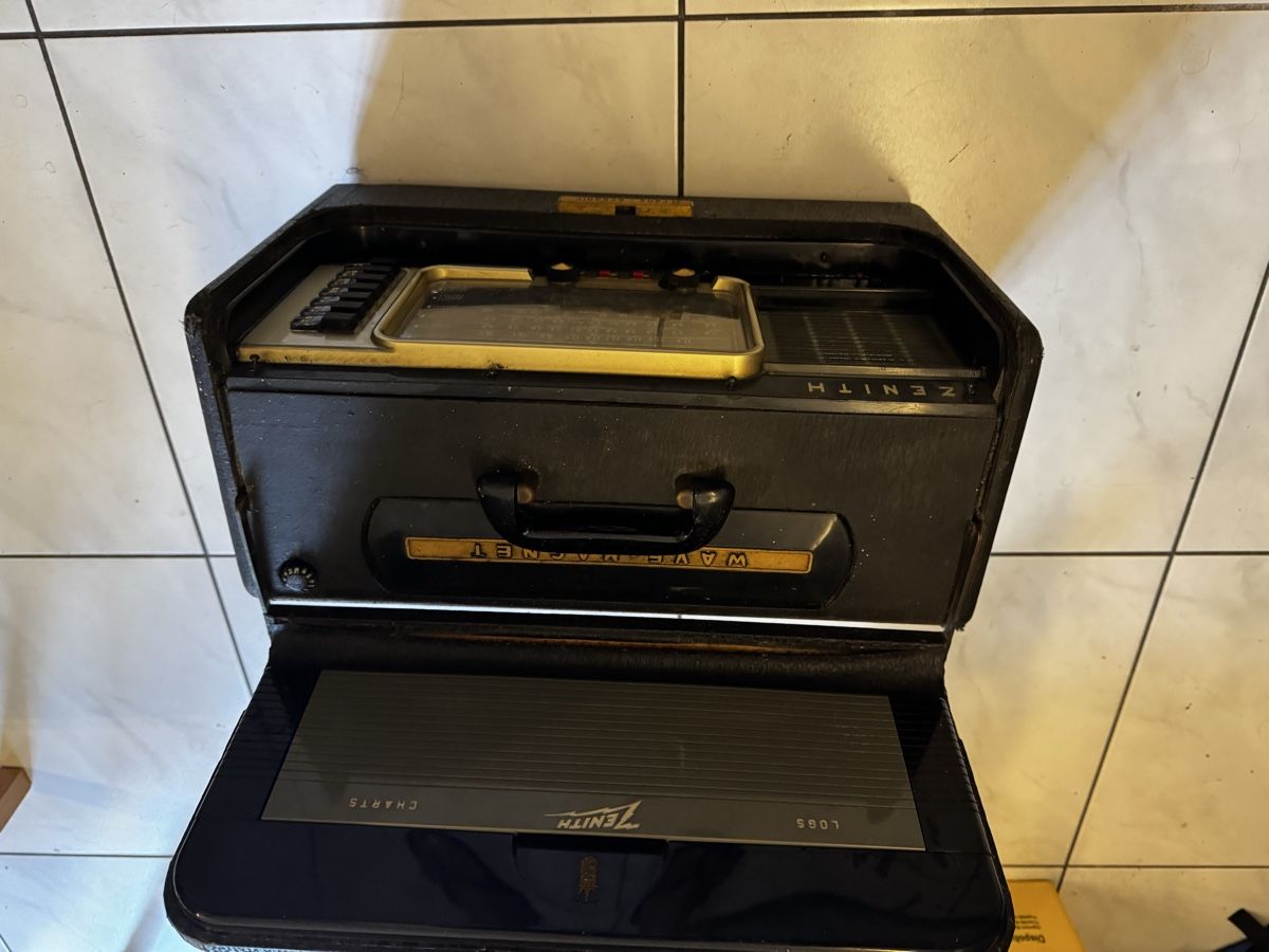 Radio:  Radio Vintage -Zenith Trans-Oceanic Wave Magnet – Usato da Olten venduto da Asaliya