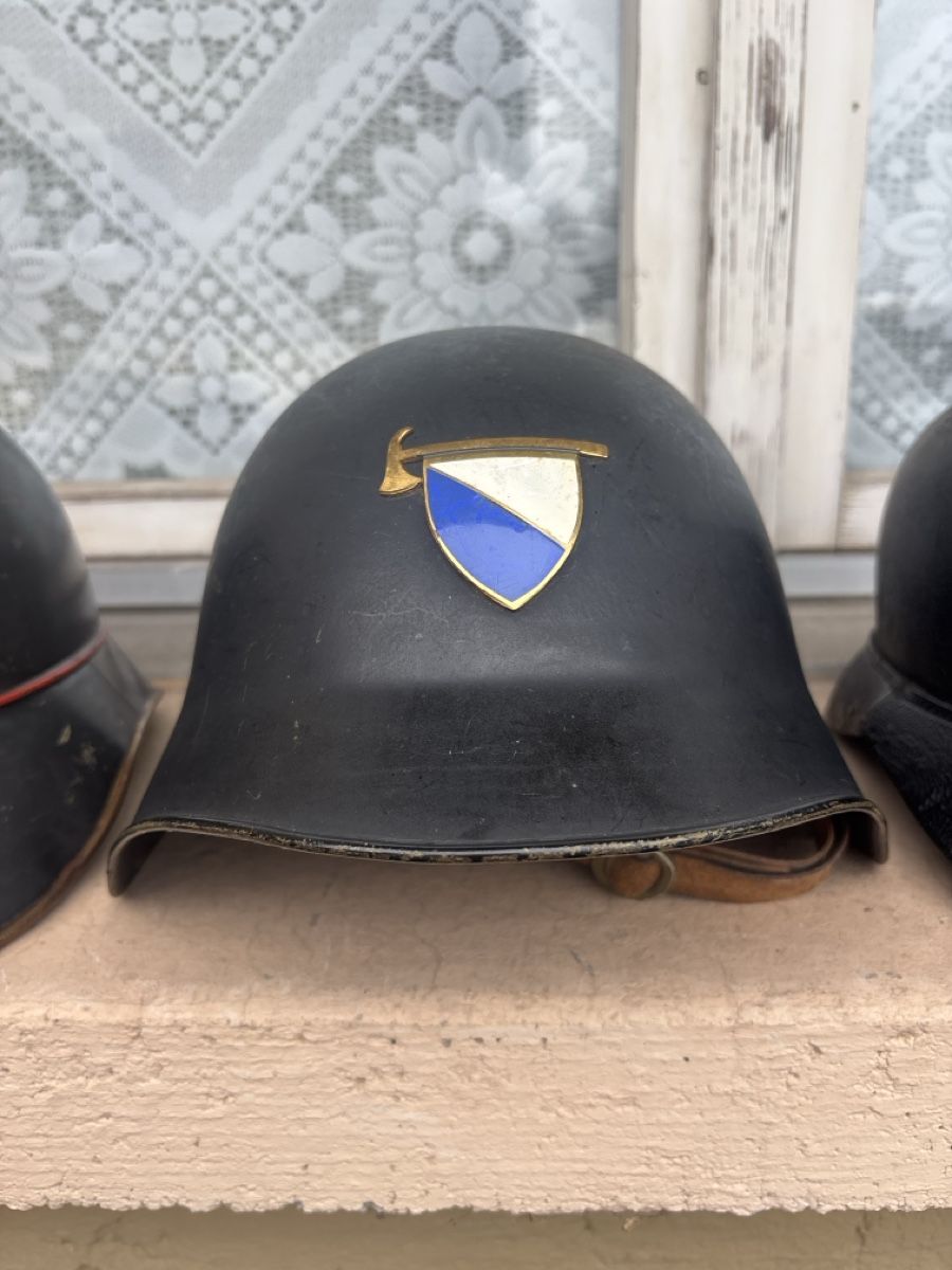 Uniformi & Effetti personali: 3 alte Helme  – Usato da Kriens venduto da Mollinos 2