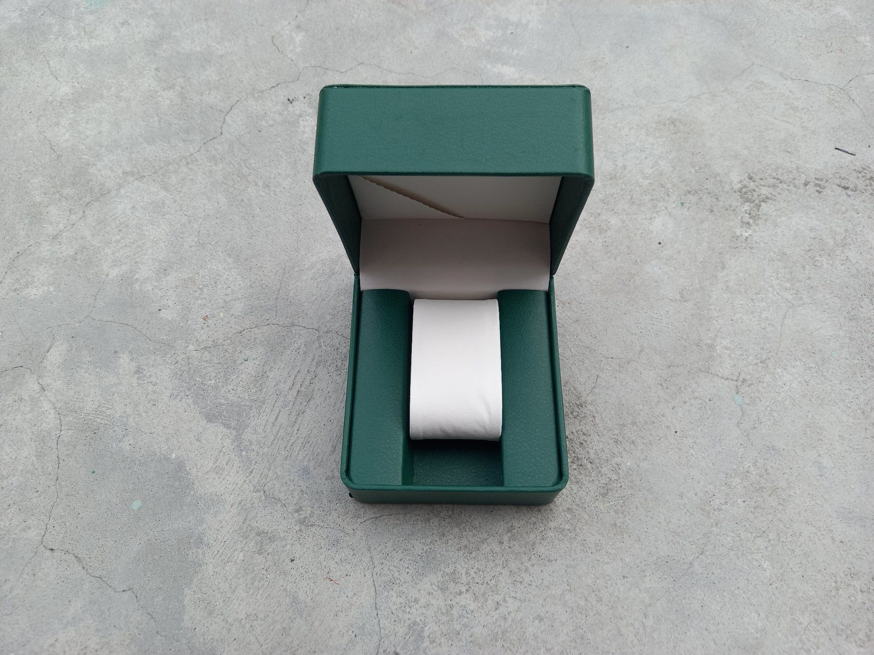 Uhrenboxen: 5x Dunkelgrüne Uhrenbox aus PU-Leder Boîte à montre verte – Neu und originalverpackt aus Lausanne von WATCH-WORLD 1