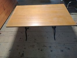 Tisch mit Gussfüssen 125x75cm H:75cm Buche