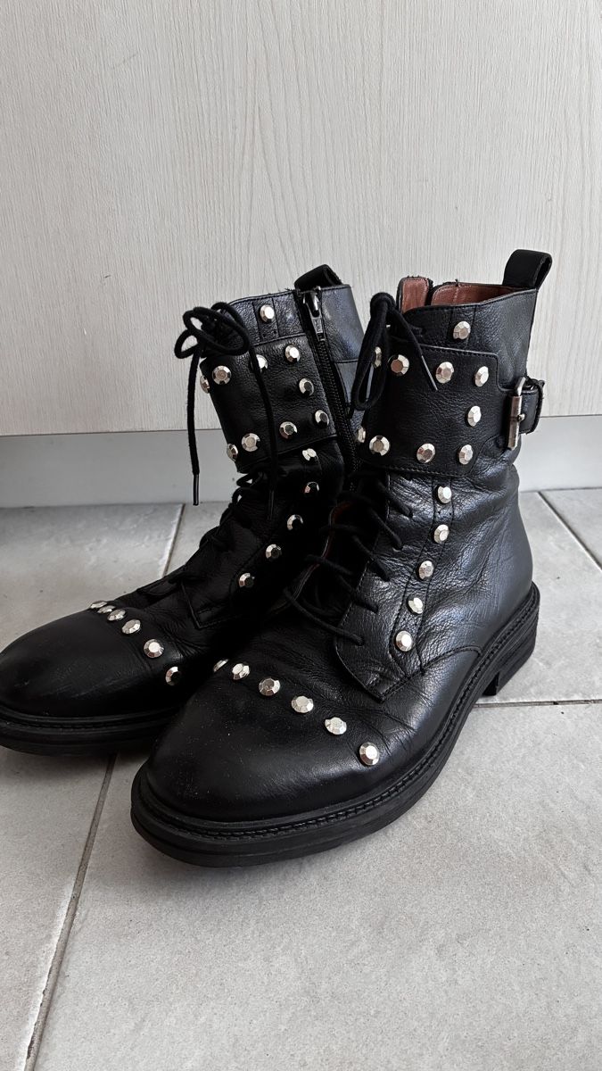 Scarpe da donna: Black studded leather boots – Usato da Zürich venduto da tha_nhm8