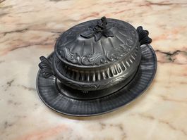 Antike Zinn Servierschale mit Deckel, reich verziert