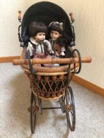Puppenwagen mit zwei Porzellan-Puppen