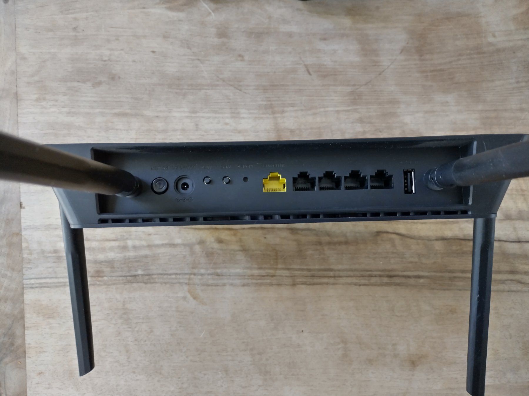 Dlink Modem & Router: Wi-Fi router DIR-882 – Usato da Châtelaine venduto da ArnHacker 1