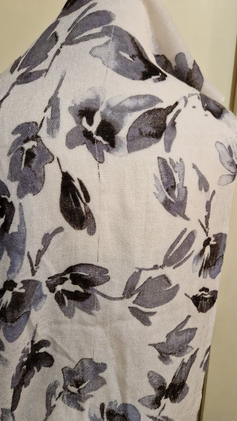 H&M Foulard & Sciarpe: Weisser Schal mit grauem Blumenmuster und Fransen – Usato da Oberengstringen venduto da Sheera7 5