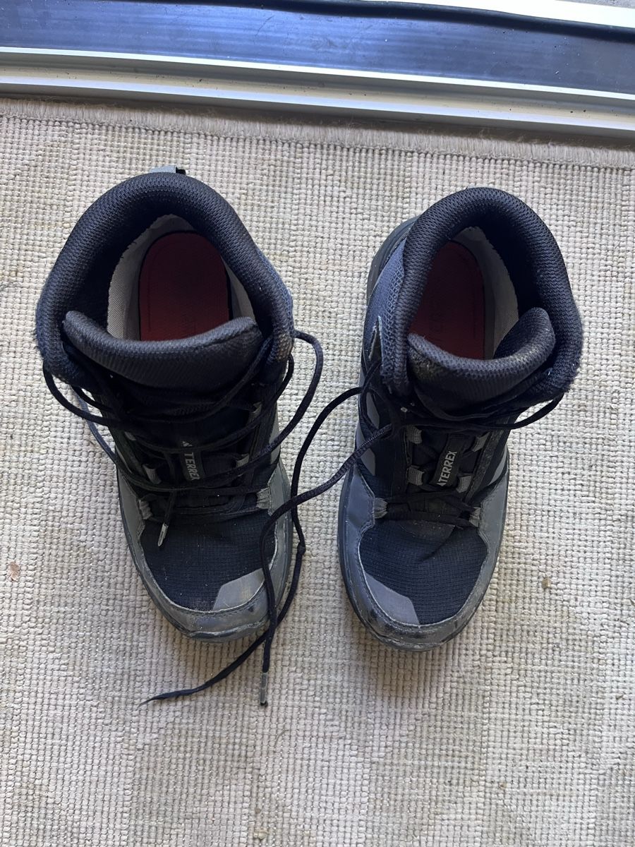 Adidas Chaussures garçon: Adidas Terrex Wanderschuhe Kinder Grösse 34 – D'occasion à Pfäffikon SZ par humming-bird