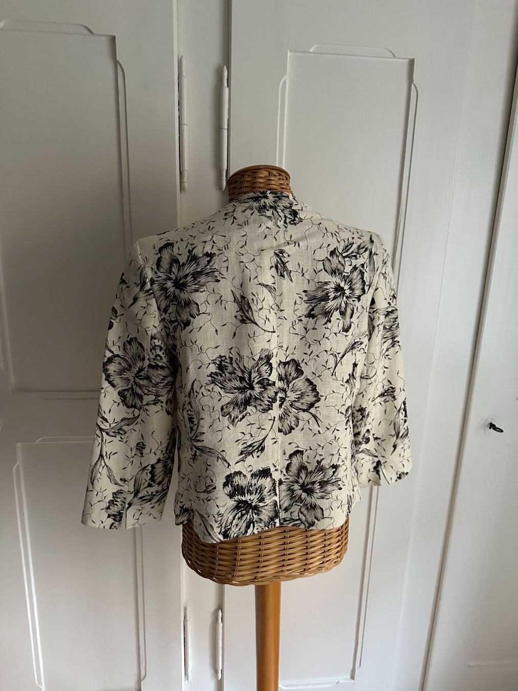 Max Mara Giacche: MAX MARA - Leinen Kurzblazer offweiss-schwarz 40 – Usato da Zürich venduto da Diazaio 2