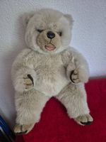 Wunderschöner kuscheliger, sitzender Teddybär