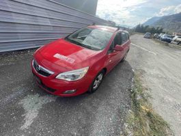 Voiture Opel Astra Sports Tourer rouge état correct