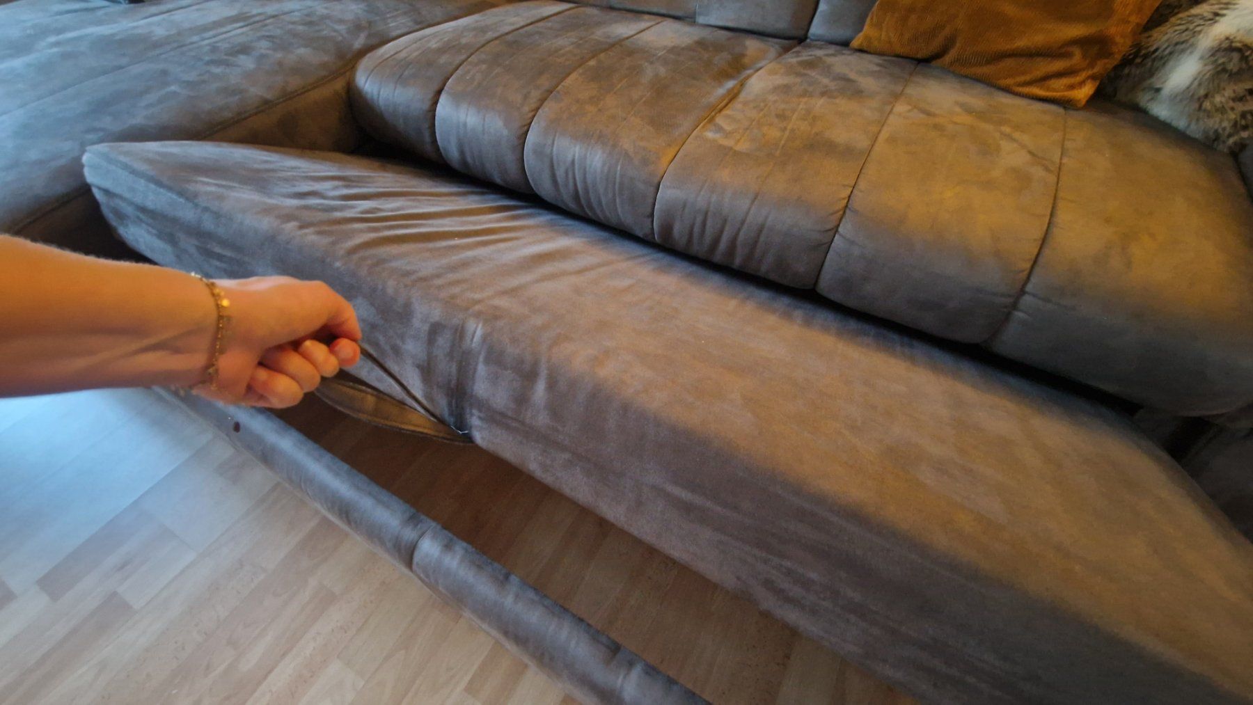 Divani: Bequemes Bettsofa mit grauem Samtbezug (Breite ca. 3m)) – Usato da Zürich venduto da cla_w5tp 2