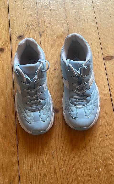 Chaussures hommes: Chaussures de gym t.35 – D'occasion à Sugiez par Essenti3L