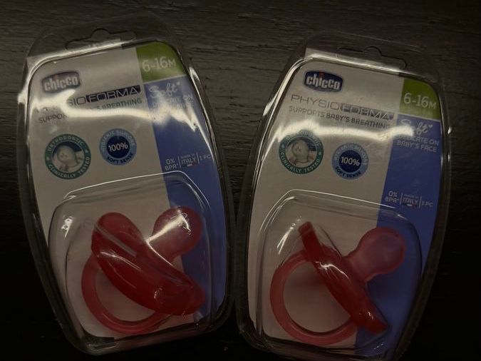 Nuggis & Nuggiketten: 2x Chicco pacifiers Physio Forma soft 6-16m pink – Neu und originalverpackt aus Genthod von cha_8vfp