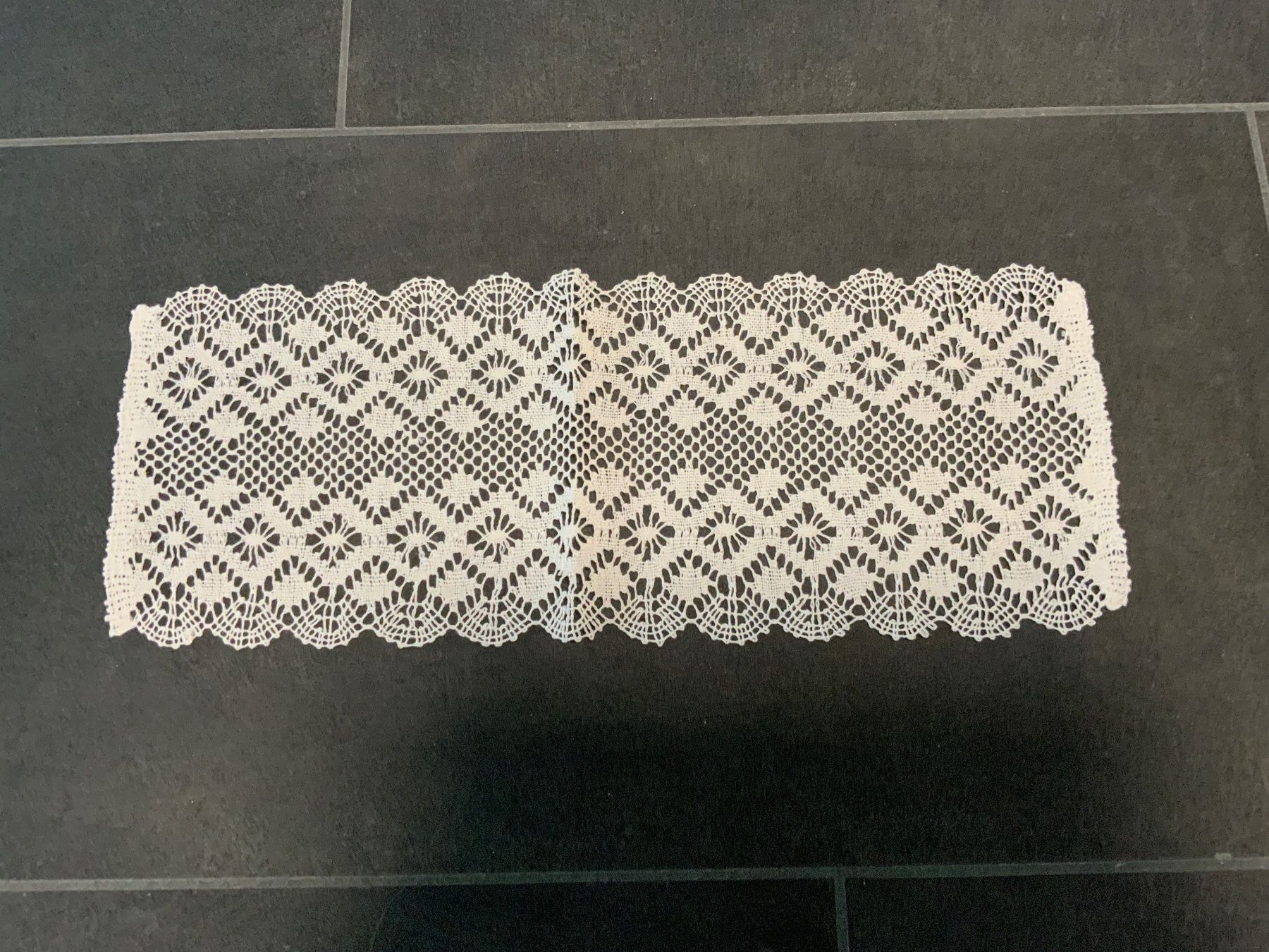 Tessuti: Vintage Spitzenbordüre, ca. 38 cm lang, – Usato da St.Pantaleon venduto da wys_9wdz