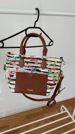 Desigual Tasche mit Charm und herausnehmbarer Innentasche