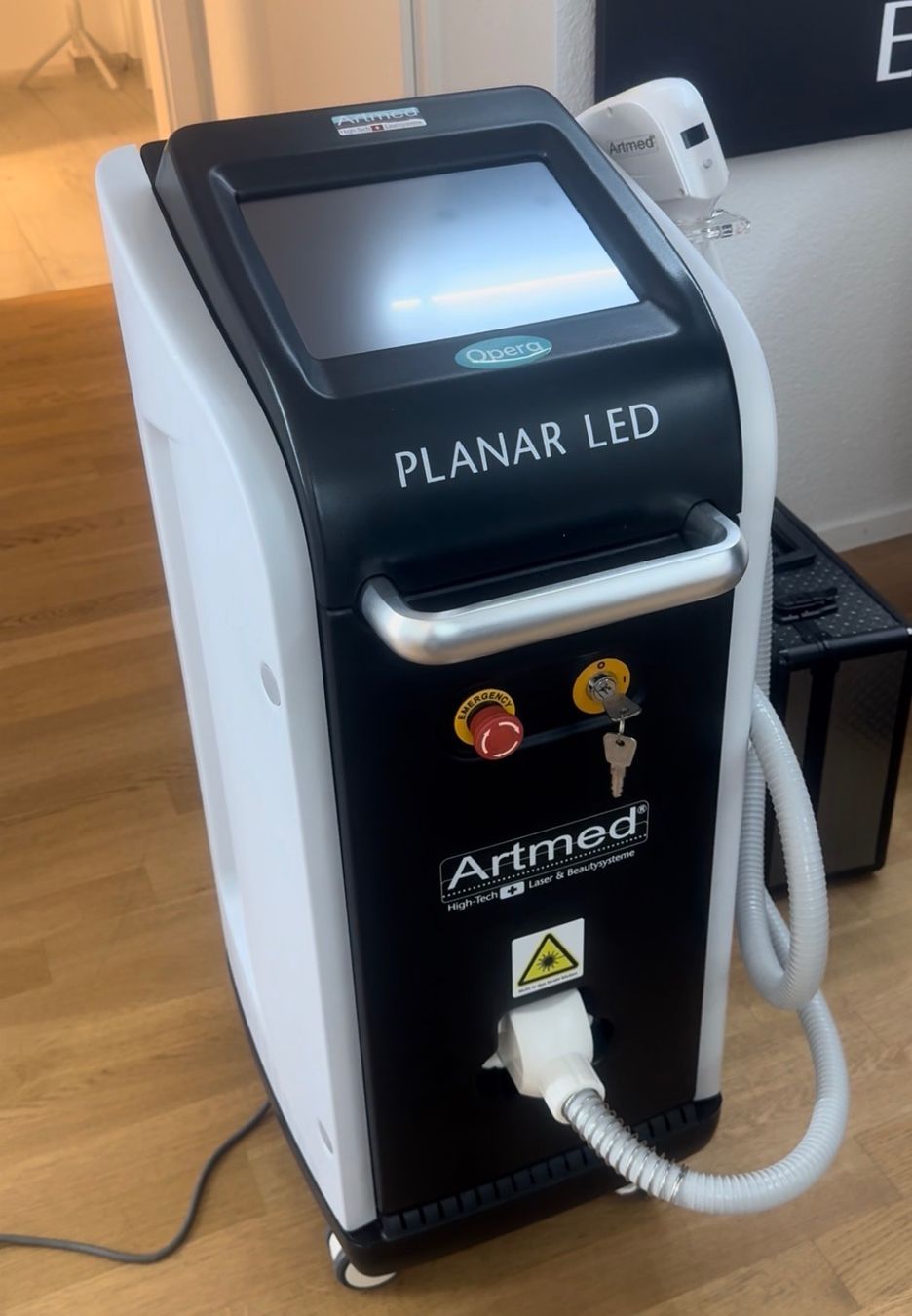 Appareils médicaux: Artmed Opera VII Plus Diodenlaser – D'occasion à Hombrechtikon par Ltsc