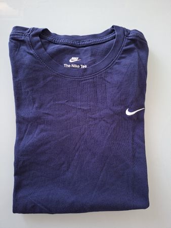 T-shirt Nike bleu marine, taille S, parfait pour l'été!
