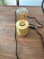 Holz Lampe / Tischlampe mit Edison Glühbirne, neuwertig