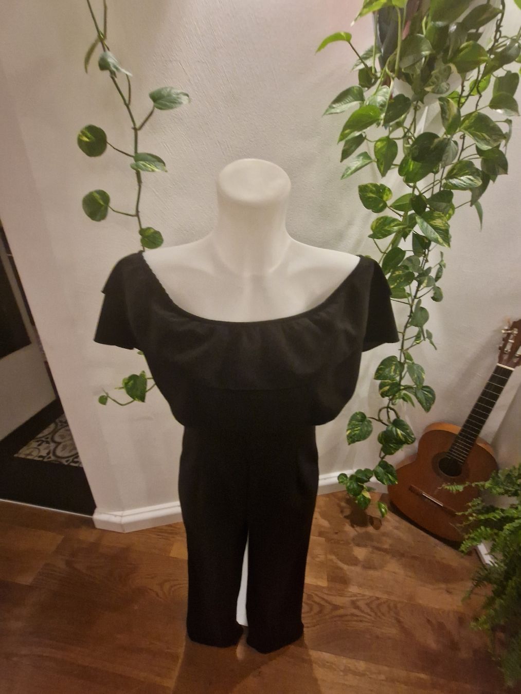 Tute: Schwarzer Jumpsuit mit Volants - Eleganter Hingucker! – Usato da Wald ZH venduto da Cjp 1