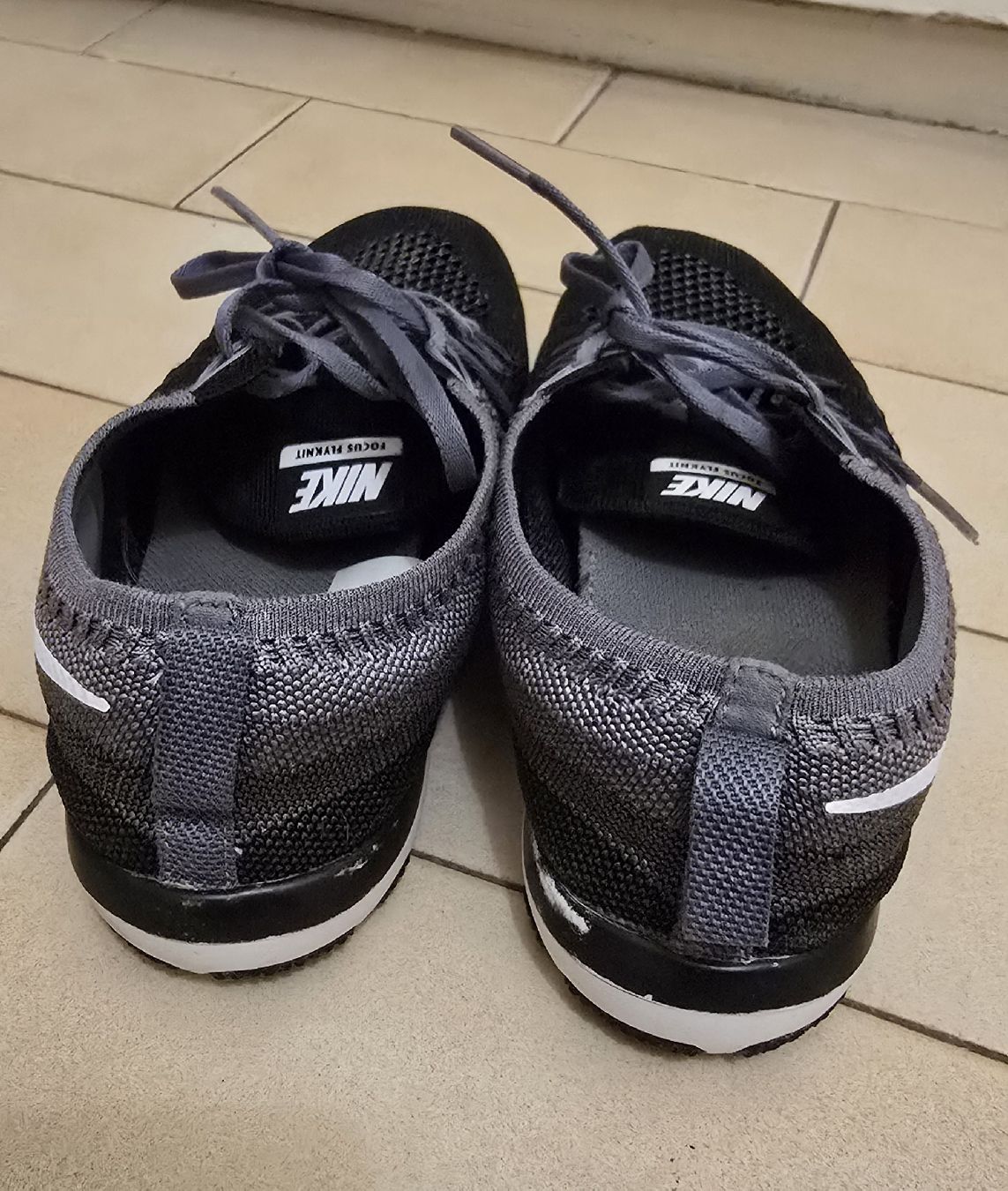 Nike Scarpe da donna: Baskets Nike Flyknit grises et noires, T36 – Usato da Genève venduto da Saleena 2