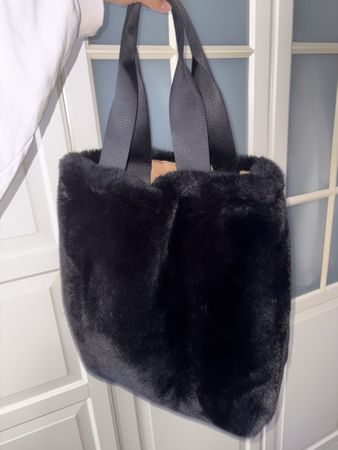 Cos faux fur tote bag black — winter essential! ❄️