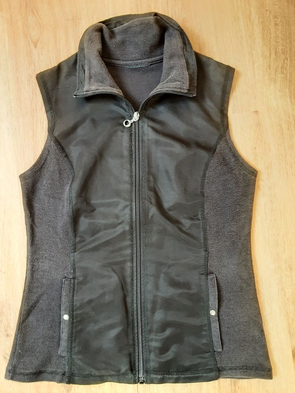 Gilet & Giacche senza maniche: Schwarze  Damen Weste Gr. 38 – Usato da Altdorf UR venduto da Brandli