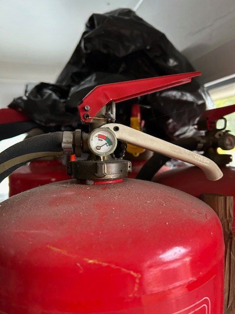 Extincteurs: grosser Feuerlöscher – D'occasion à Dürnten par Kiosk7 1