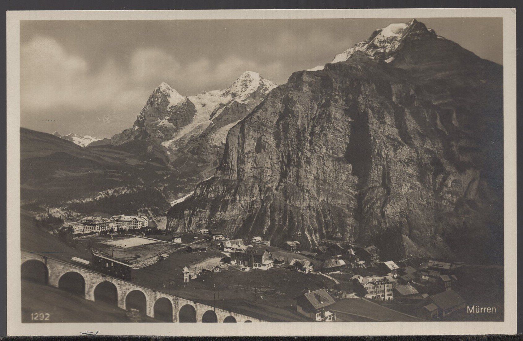 Cartoline postali: Mürren  Luftbild mit Bahn – Usato da Aarau venduto da kufi44
