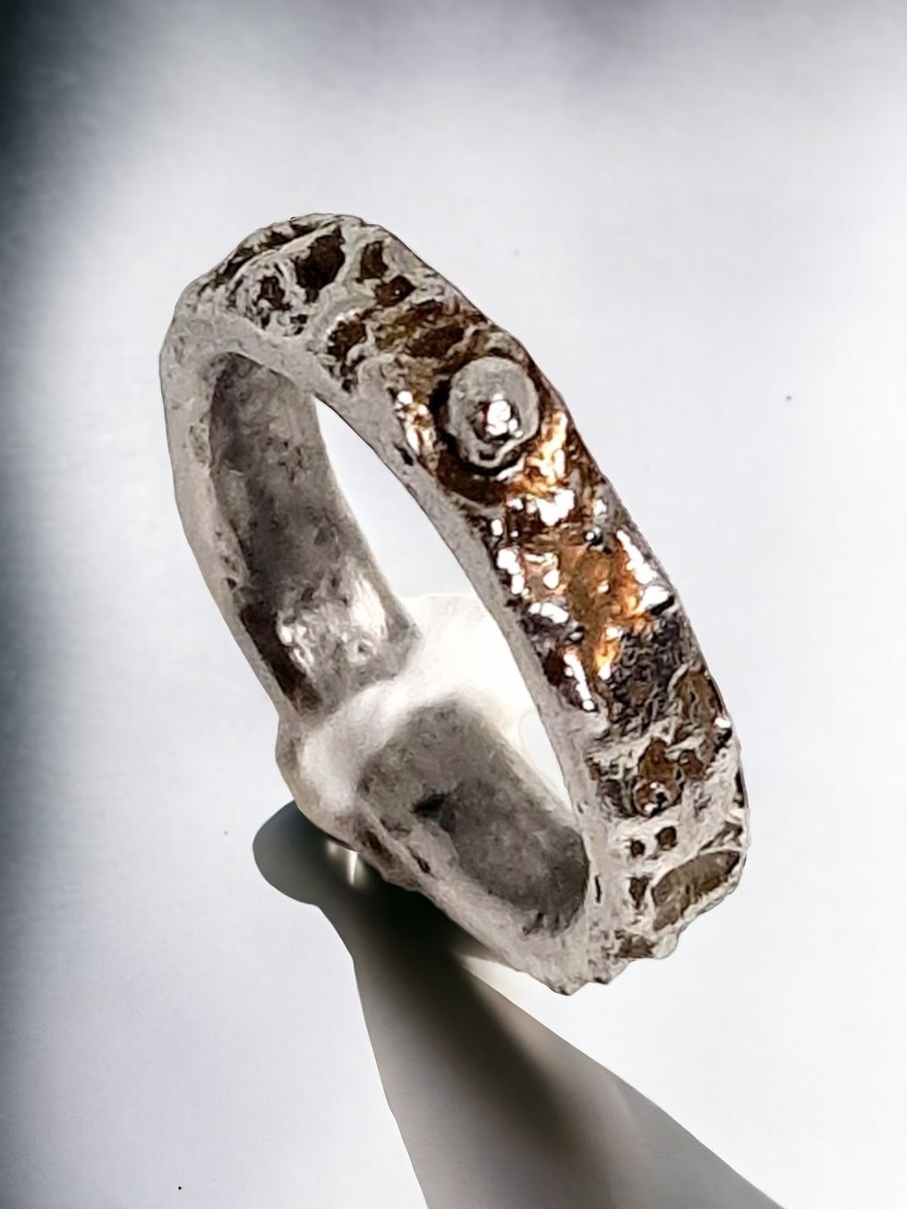 Anelli: Handgefertigter Ring, Stahl, bronzig coloriert, Gr. 48.75 – Nuovo e nell'imballaggio originale da Aarau venduto da Schmuckhoehle_MD 1