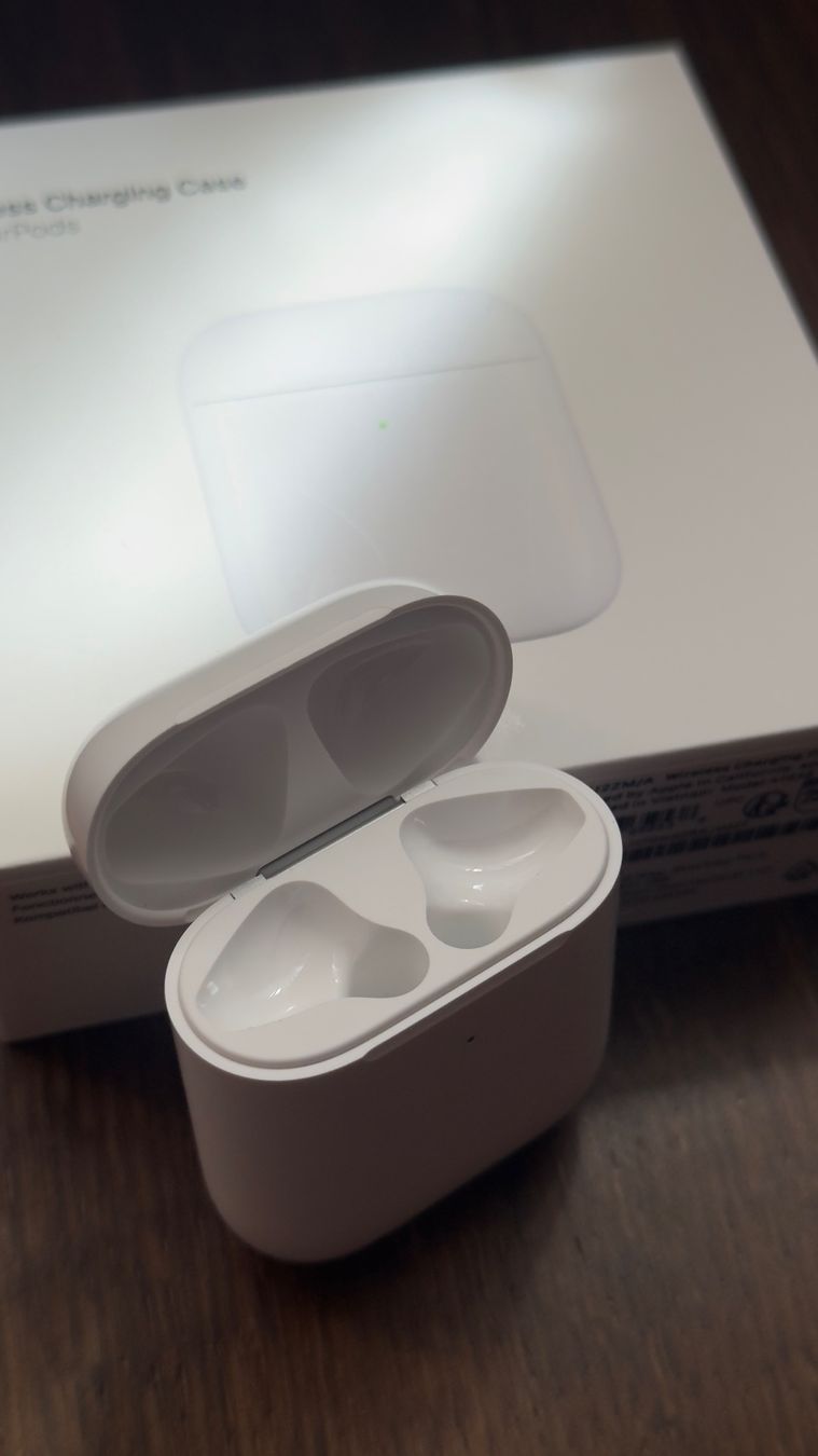 Apple Caricabatterie: Original Apple AirPods Wireless Charging Case | Neu geöffnet – Nuovo (secondo la descrizione) da Bern venduto da n9j_ptl6 4