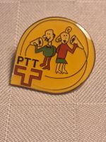 Pin PTT Schweiz gelb mit Motiv Figuren gebrauchter Zustand