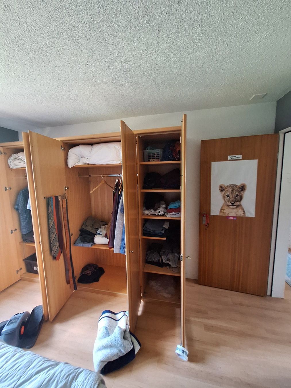 Schränke: Kleiderschrank – Gebraucht aus Tann von Katerdik 5