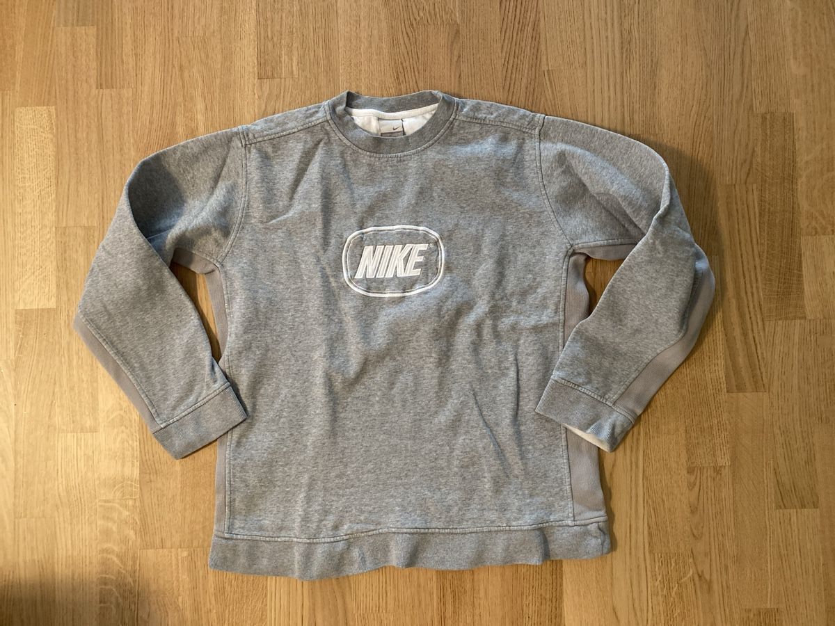 Nike Maglioni & Felpe: NikeVintage Pullover Grau, Grösse M – Usato da Oberglatt ZH venduto da Capsici