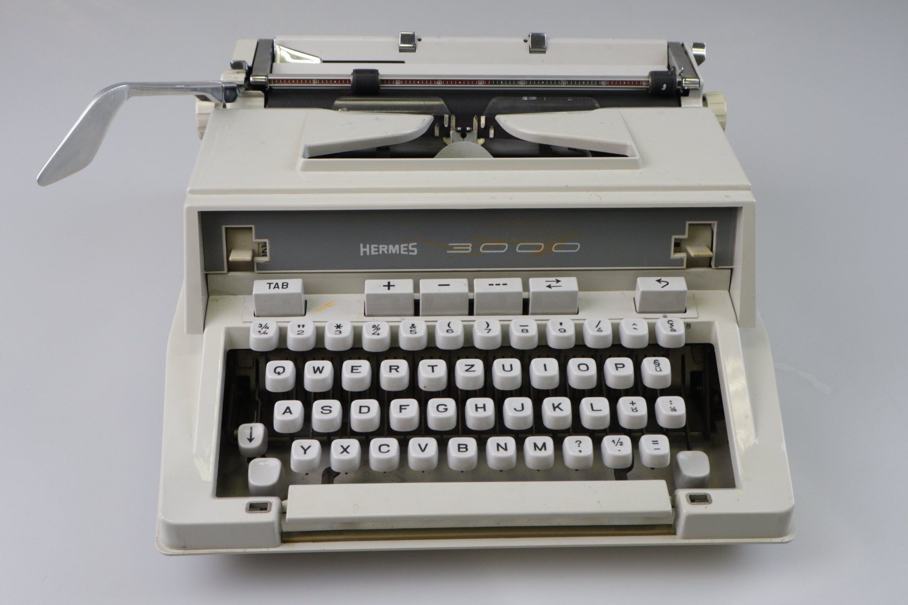 Hermès Schreibmaschinen: Vintage Hermes 3000 Schreibmaschine – Gebraucht aus Volketswil von brockipfannenstil