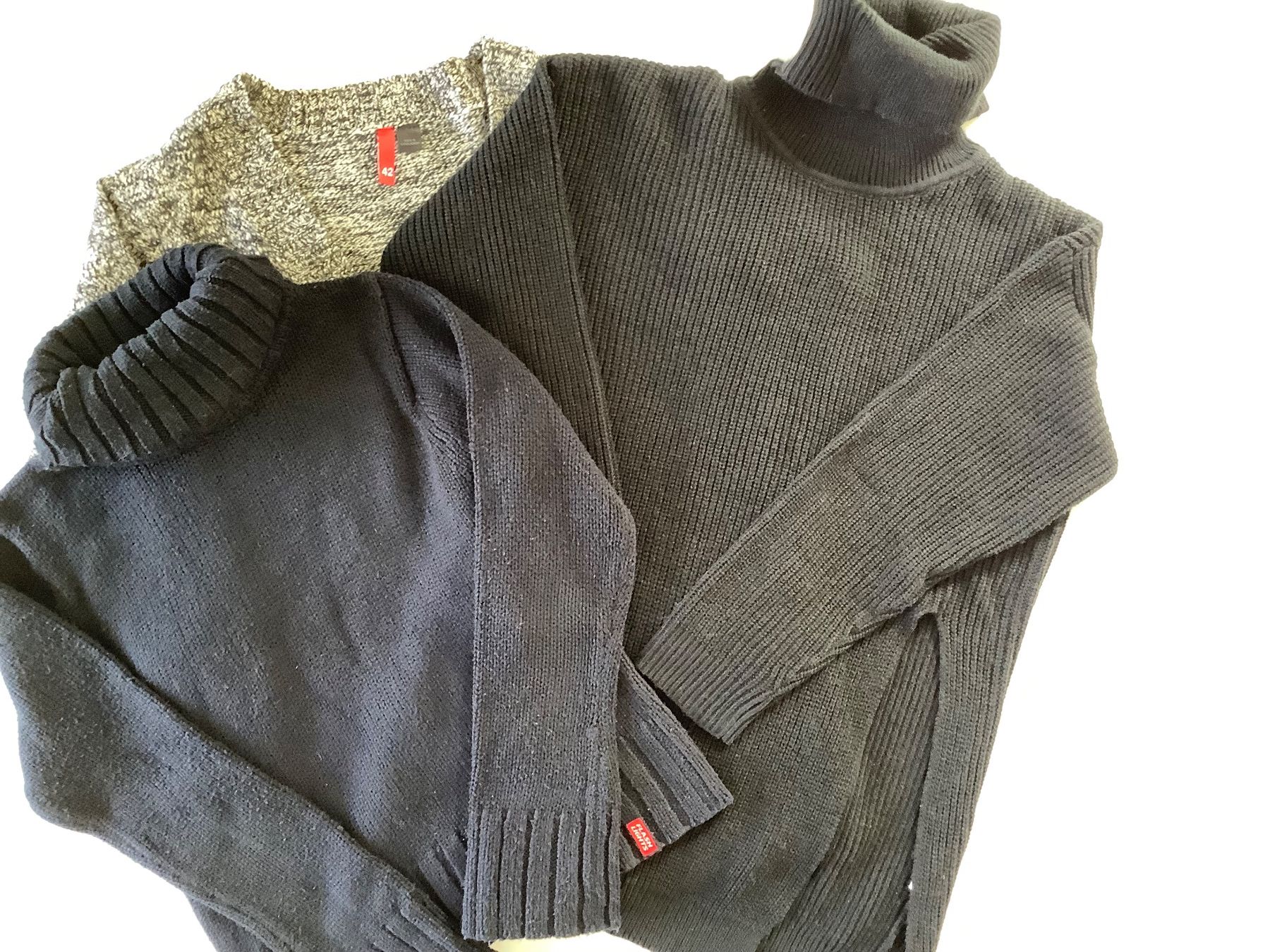 Lotti di vestiti: Strickjacke und zwei Rollkragenpullis – Usato da Triesen venduto da boston7