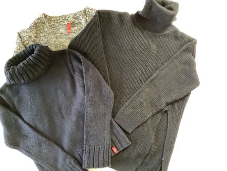 Strickjacke und zwei Rollkragenpullis