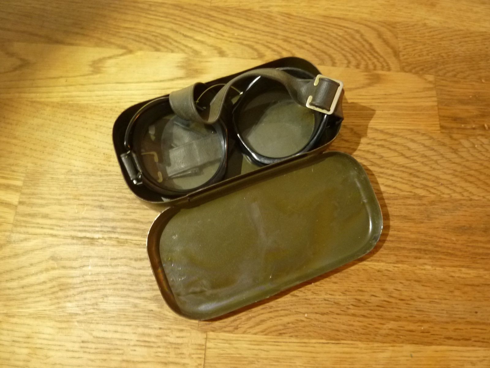 Schweizer Armee Uniformi: Schweizer Armee-Schutzbrille inkl. Metalletui. – Usato da Hochfelden venduto da swissice 2