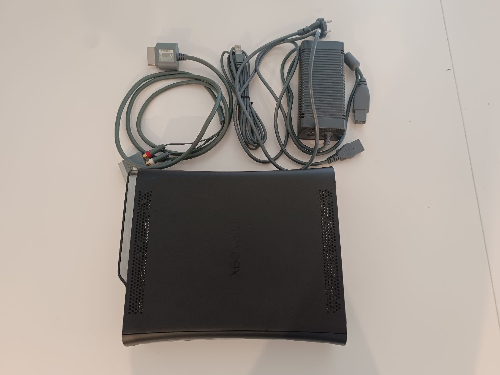 Microsoft Konsolen: Xbox 360 Konsole inkl. Kabel – Gebraucht aus Kreuzlingen von Chrysanthi22