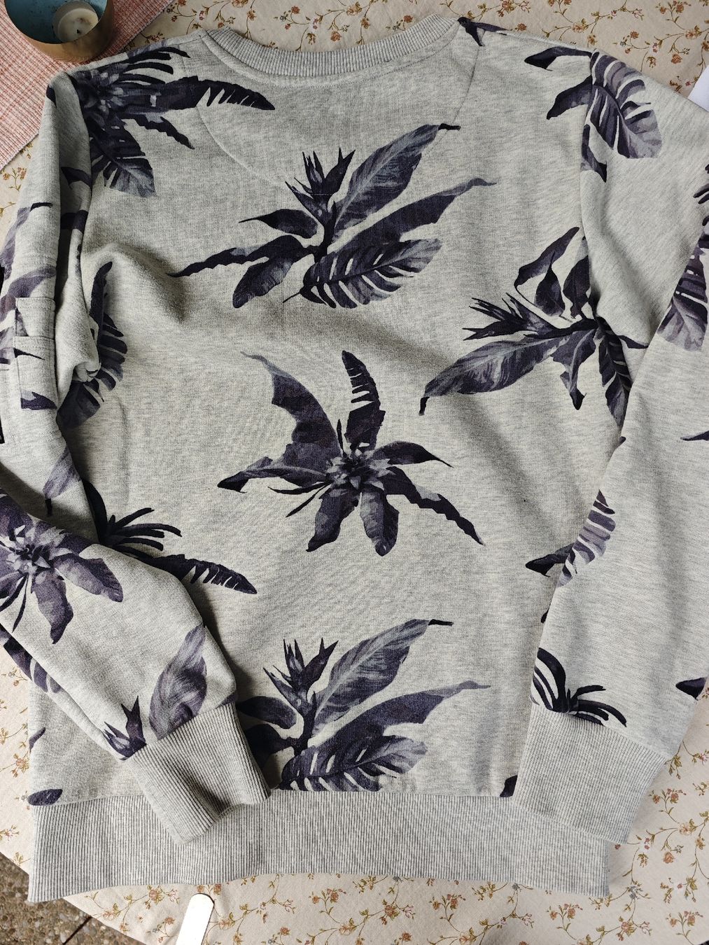 Superdry Pullover & Sweatshirts: Superdry Pullover grau floral Grösse L – Gebraucht aus Zürich von Nate33 2