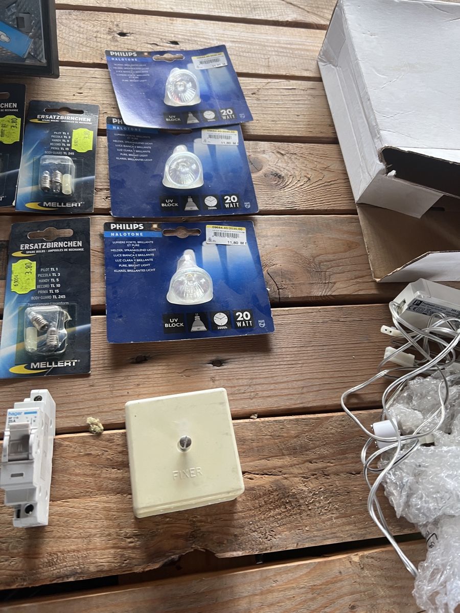 Componenti elettronici: Elektro-Installationsmat., Lampen, Leuchtmittel-Konvolut – Nuovo e nell'imballaggio originale da Mellingen venduto da Oelquelle 4