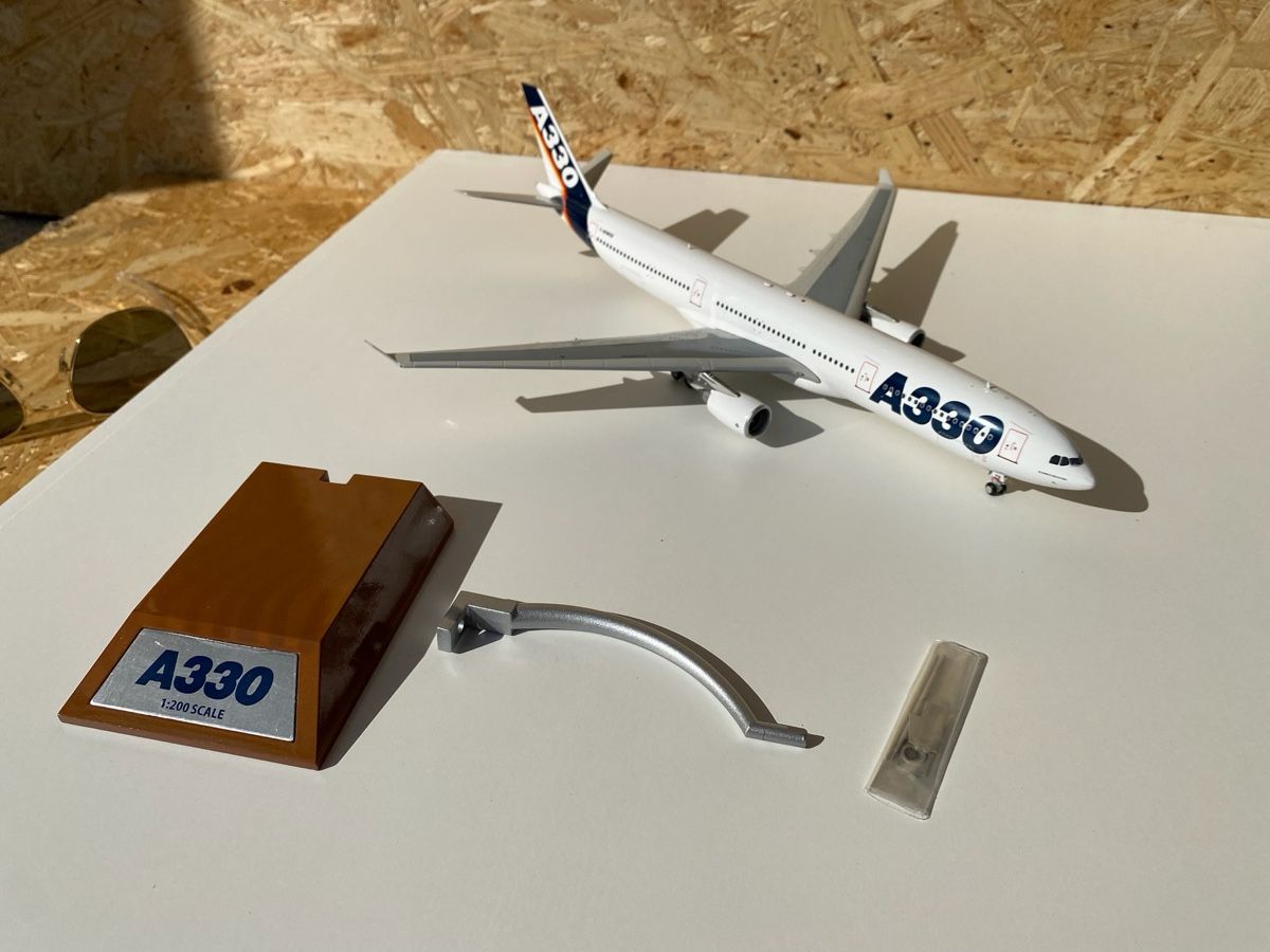 Airbus Modellbausätze & Standmodelle: A330 Metallmodell Inflight200 Massstab 1:200 – Gebraucht aus Meiringen von sellswiss 3