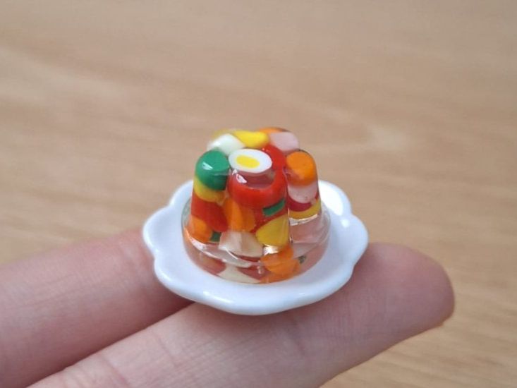 Case e mobili per bambole: Handmade Sülze auf Keramik Teller – Nuovo (secondo la descrizione) da Zürich venduto da HandmadeTinyFood 2