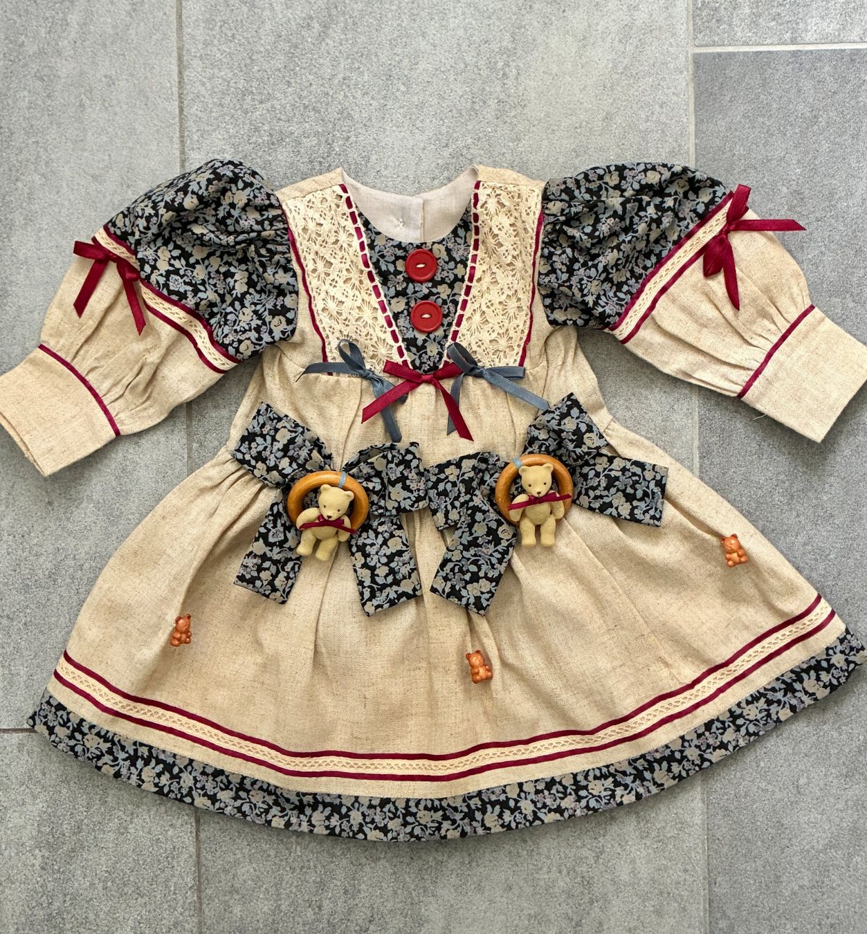 Bambole: Vintage Bären-Puppenkleid mit Strohhut – Usato da Kloten venduto da Nephty 7