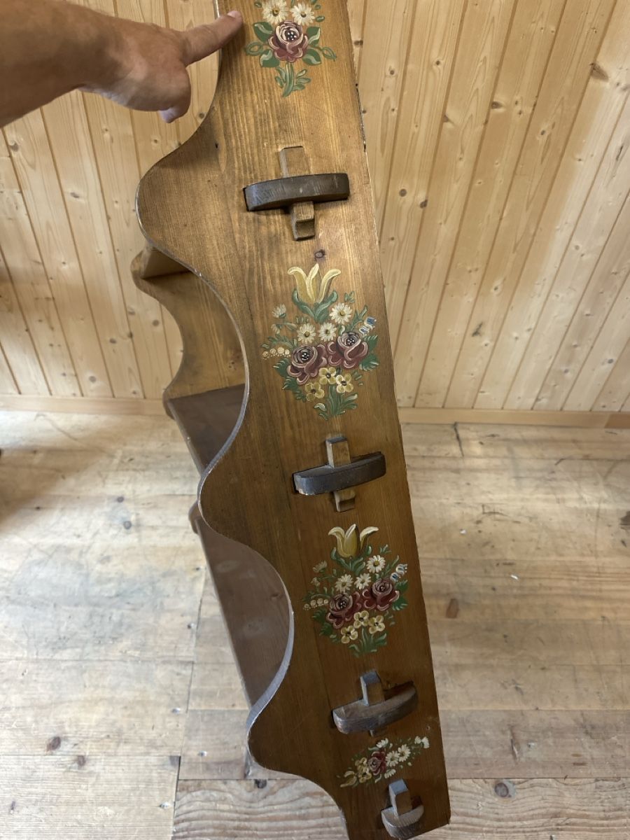 Scaffali: Antikes Wandregal mit Blumenmalerei – Usato da Baar venduto da Hillsboro 4
