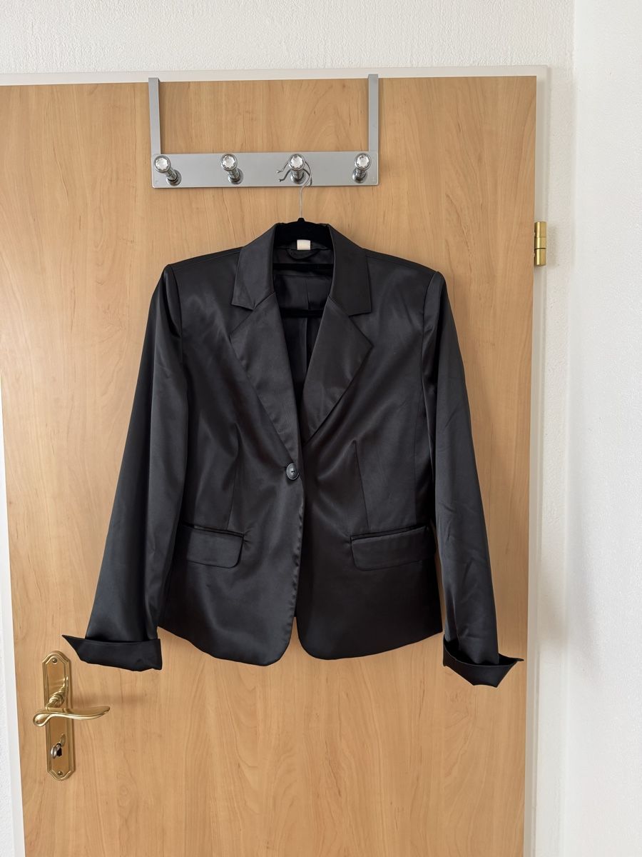 Completi & Tailleur: Schwarzer Satin-Hosenanzug – Usato da Lachen SZ venduto da artbyblondangel 4
