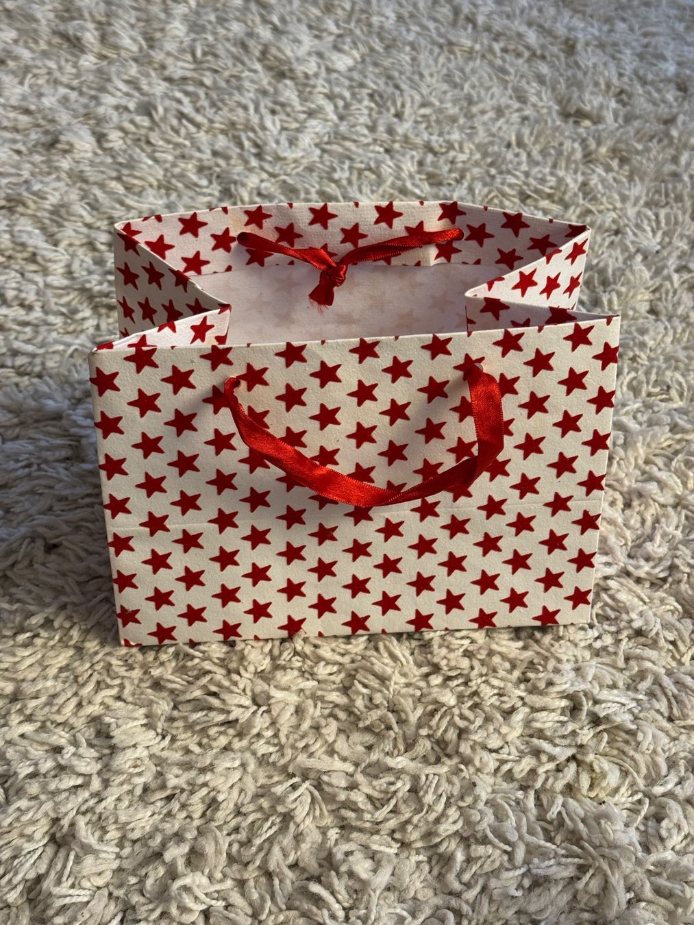 Papiere: Geschenktüte / Papiertüte mit roten Sternen – Neu (gemäss Beschreibung) aus Zürich von wtpooh